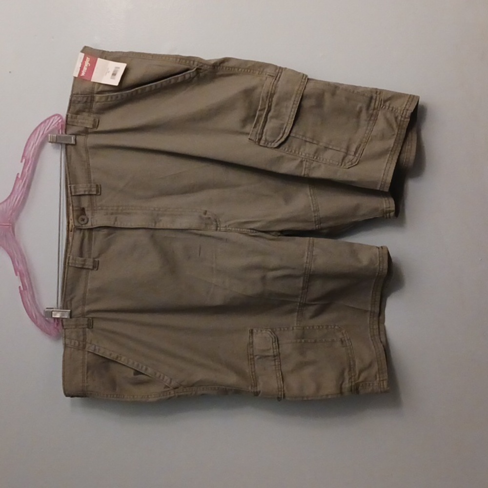 Wrangler size 52 men's green cargo shorts.